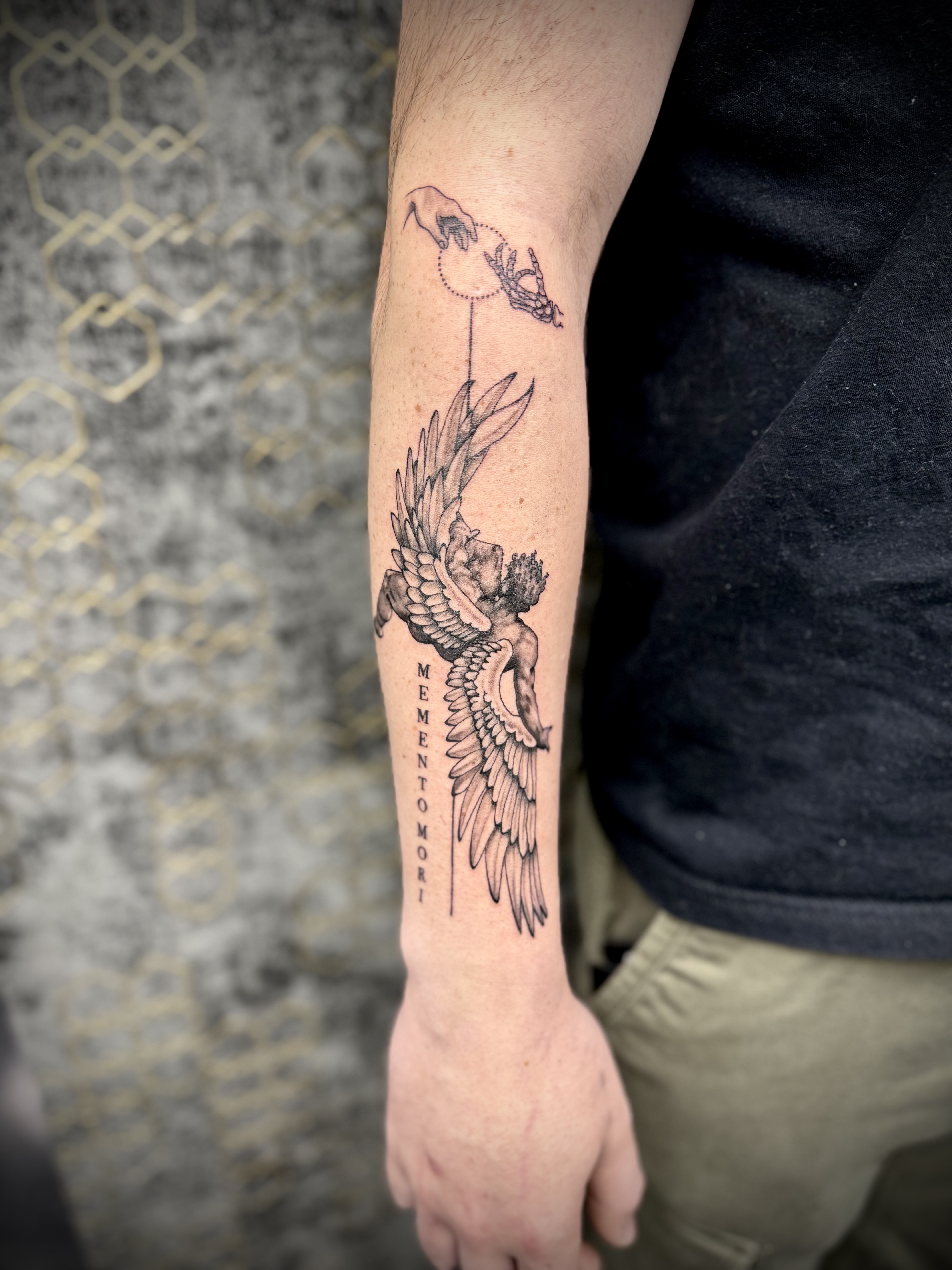Tatouage symbolique réalisé chez L'Ascendant — ange et mémento mori