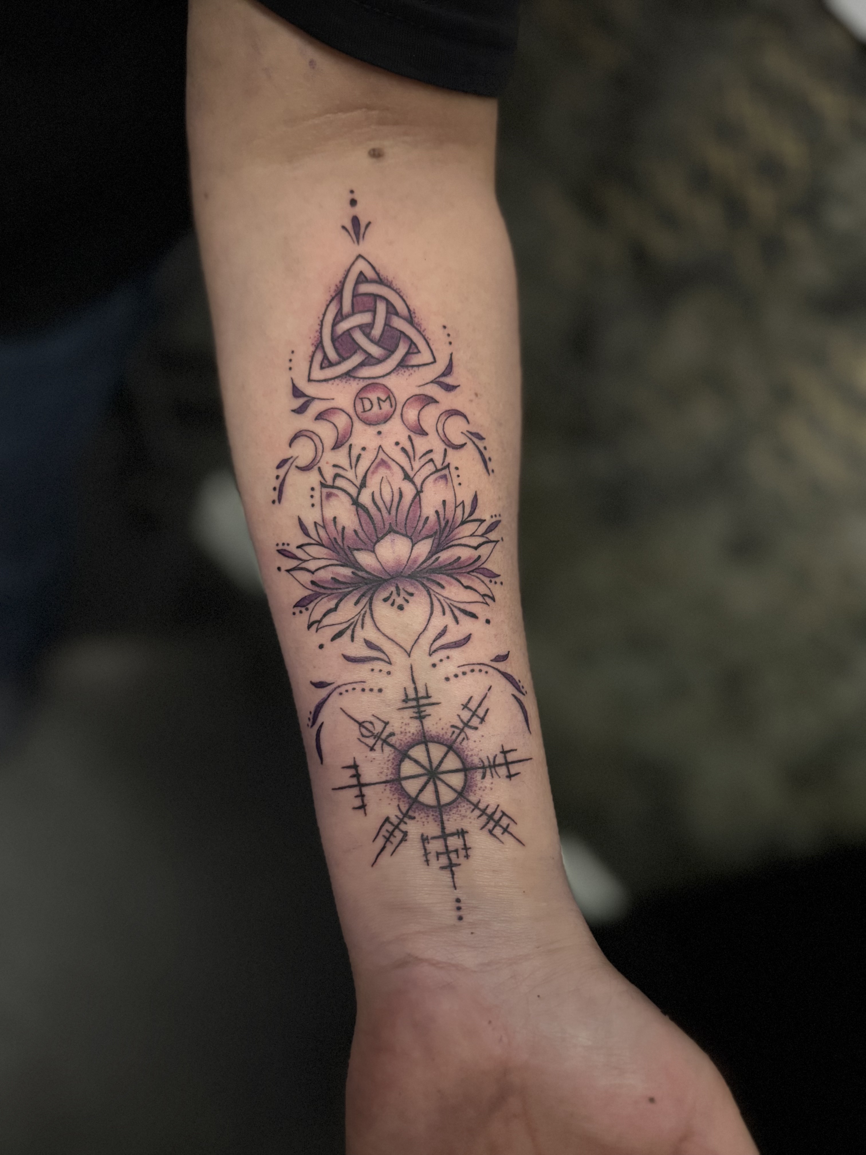 Tatouage symbolique réalisé chez L'Ascendant — lotus et phases de lune