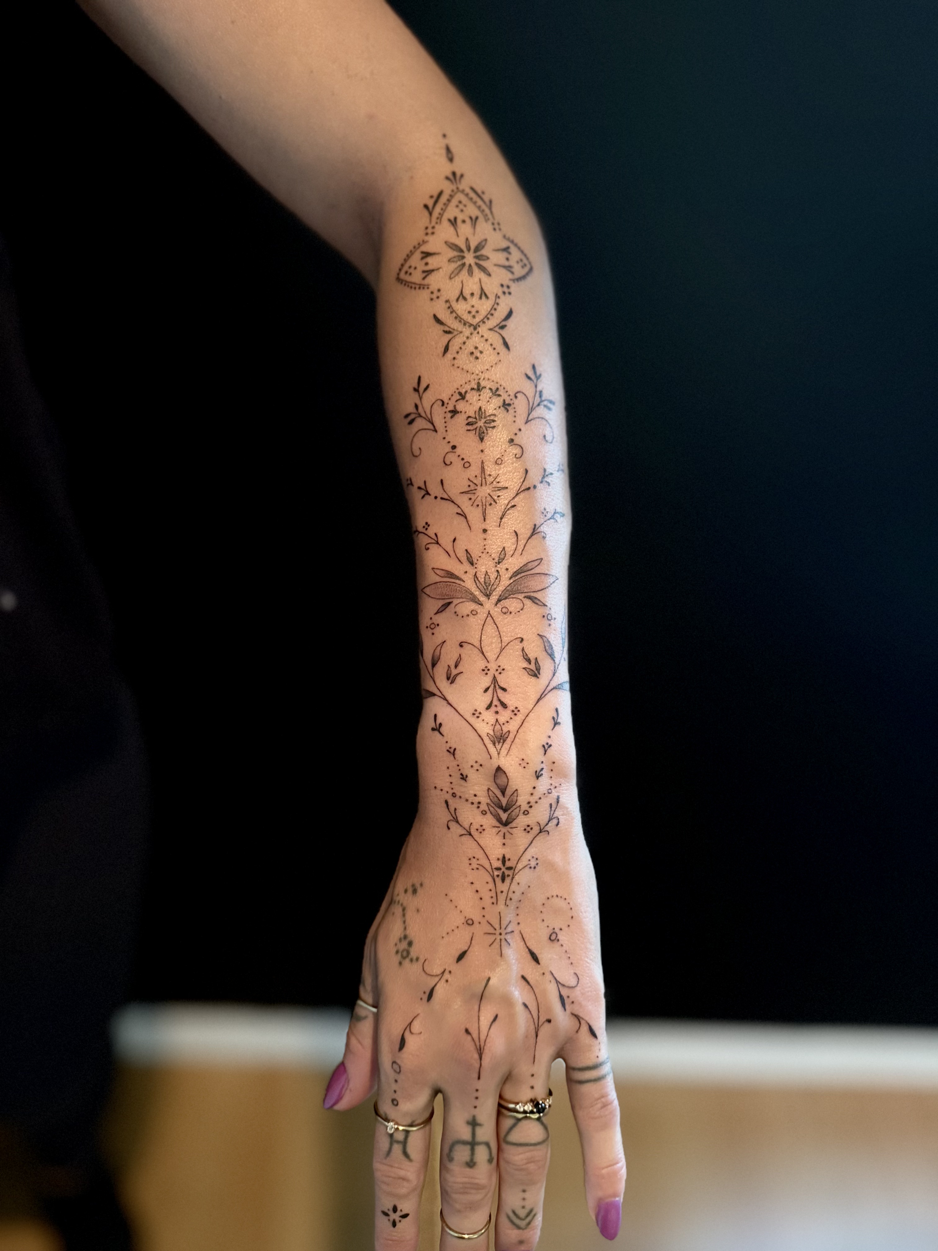 Tatouage symbolique réalisé chez L'Ascendant — manchette ornementale complète